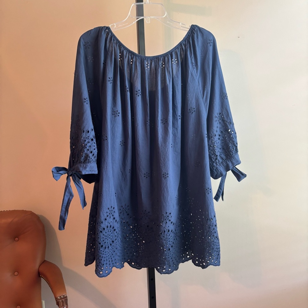 Elegant Navy Eyelet Blouse with Bow-Tie Sleeves - Picture 4 of 8